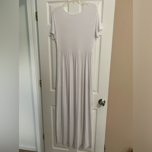 White short sleeve dress - Picture 5 of 6